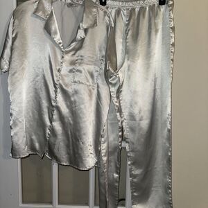 TESORO Pajama Set 2pc. Womans Large Floral Shiny Satin Look light green